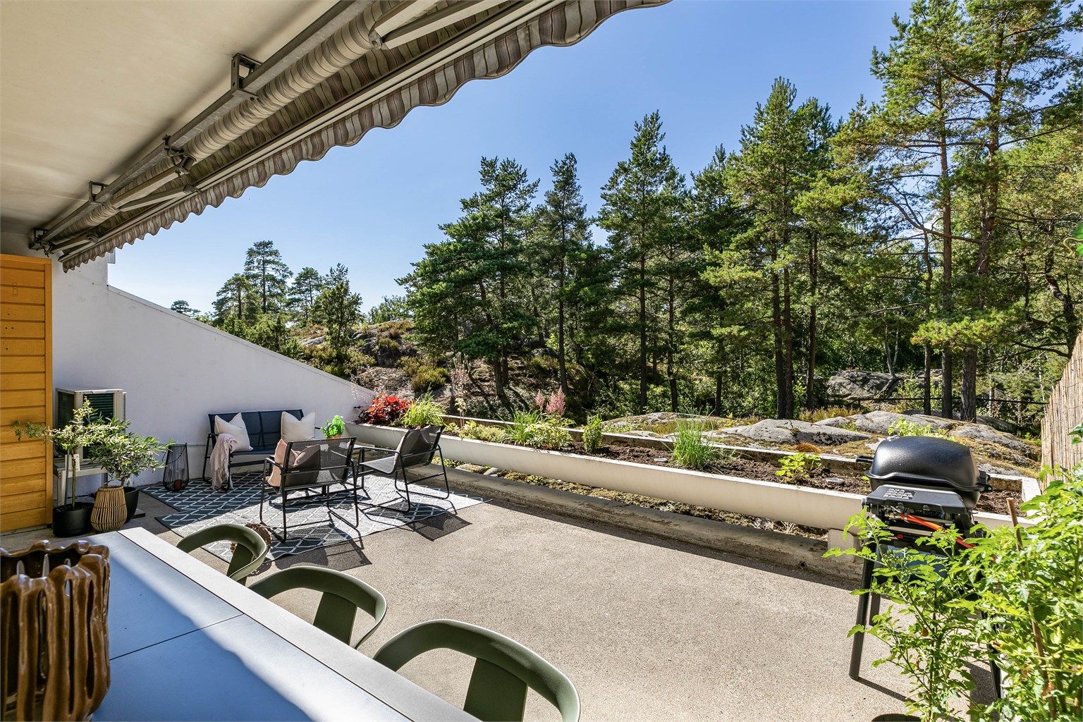 Plasseringen i første etasje innebærer blant annet fordelen av en 36 kvm. stor terrasse det er lett å bli glad i på gode sommerdager.