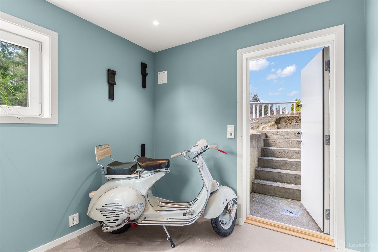 Fra kjellerstuen er det direkte utgang til hagen