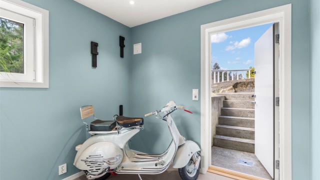 Fra kjellerstuen er det direkte utgang til hagen