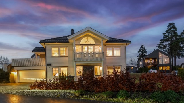 Velkommen til Kvernlivegen 3A. En flott familiebolig fra 2017 med dobbelgarasje. ( Foto: Morten Eriksen).