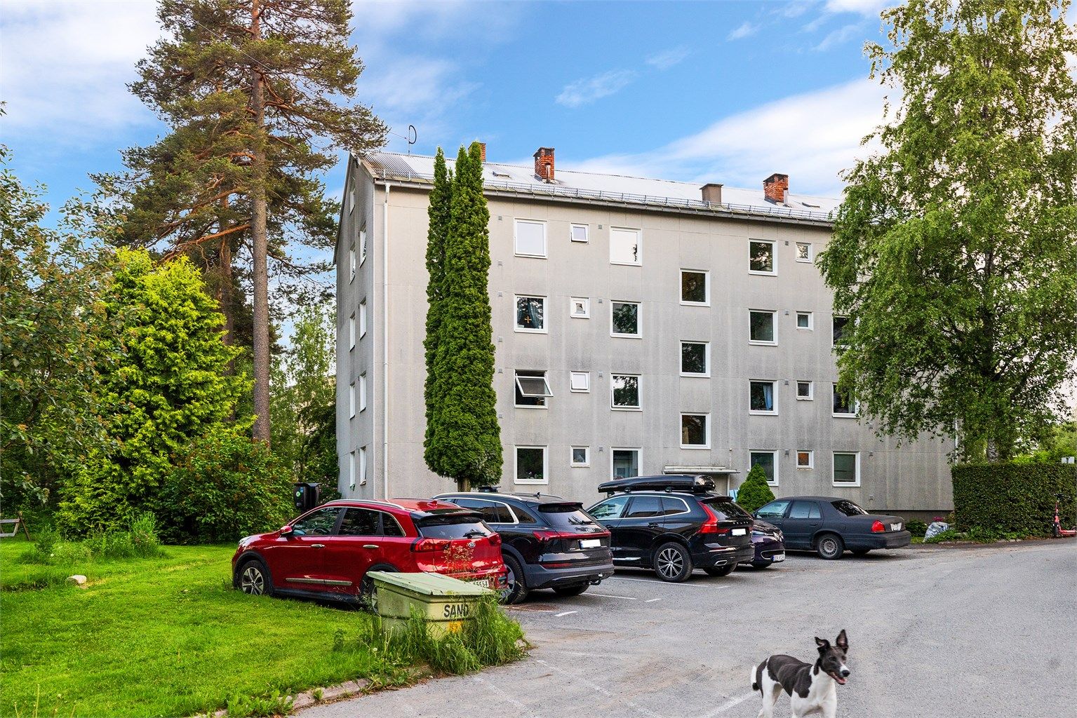 Parkering er tilgjengelig på sameiets fellesområde på oppmerkede plasser. Sameiet har en avtale om garasjeplasser med Eiksmarka Boligsameie Garasjelag, og det er lademuligheter for elbil både i garasje og på fellesparkering