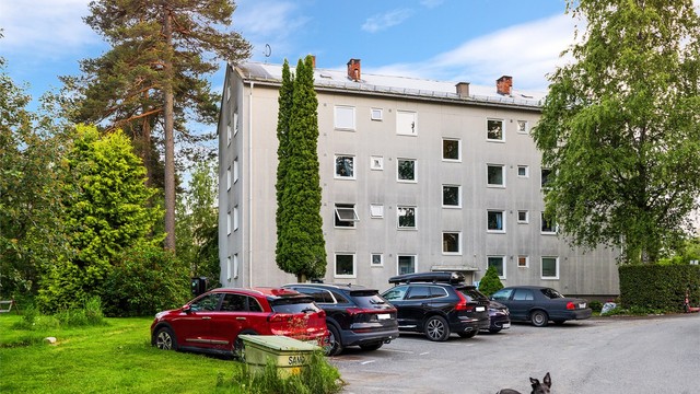 Parkering er tilgjengelig på sameiets fellesområde på oppmerkede plasser. Sameiet har en avtale om garasjeplasser med Eiksmarka Boligsameie Garasjelag, og det er lademuligheter for elbil både i garasje og på fellesparkering