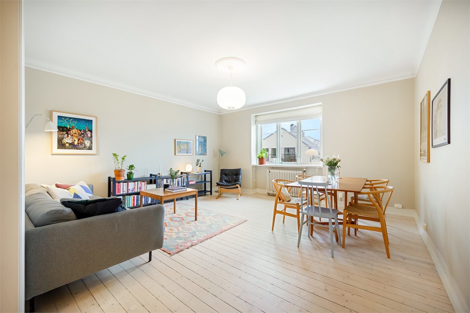 En lys og gjennomgående 3-roms med sjarmerende detaljer i klassisk bygård.