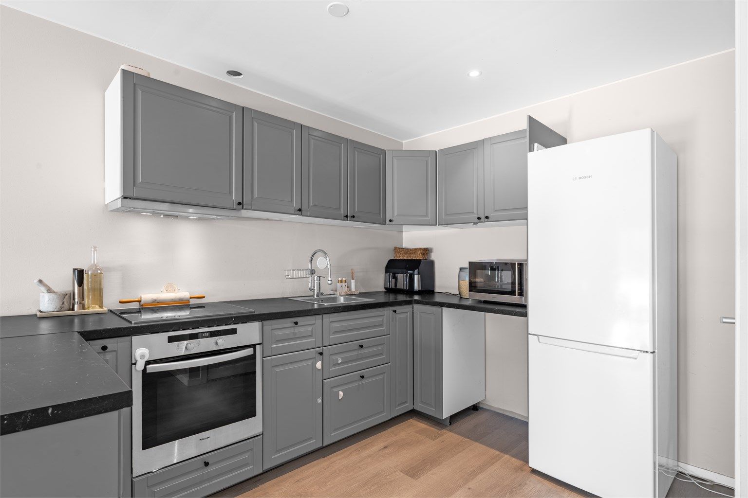 Kjøkkenet er fra 2022 og holder en klassisk stil, fra kjøkken er det praktisk innvendig bod.