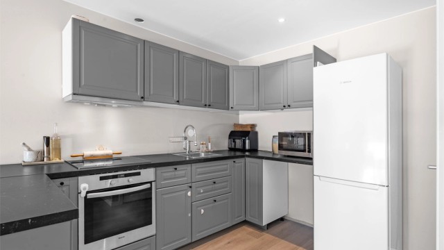 Kjøkkenet er fra 2022 og holder en klassisk stil, fra kjøkken er det praktisk innvendig bod.