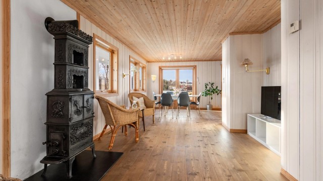 Stor forstue/spisestue og kjøkken i åpen løsning.
Edre støpejernsovn montert i 2010
