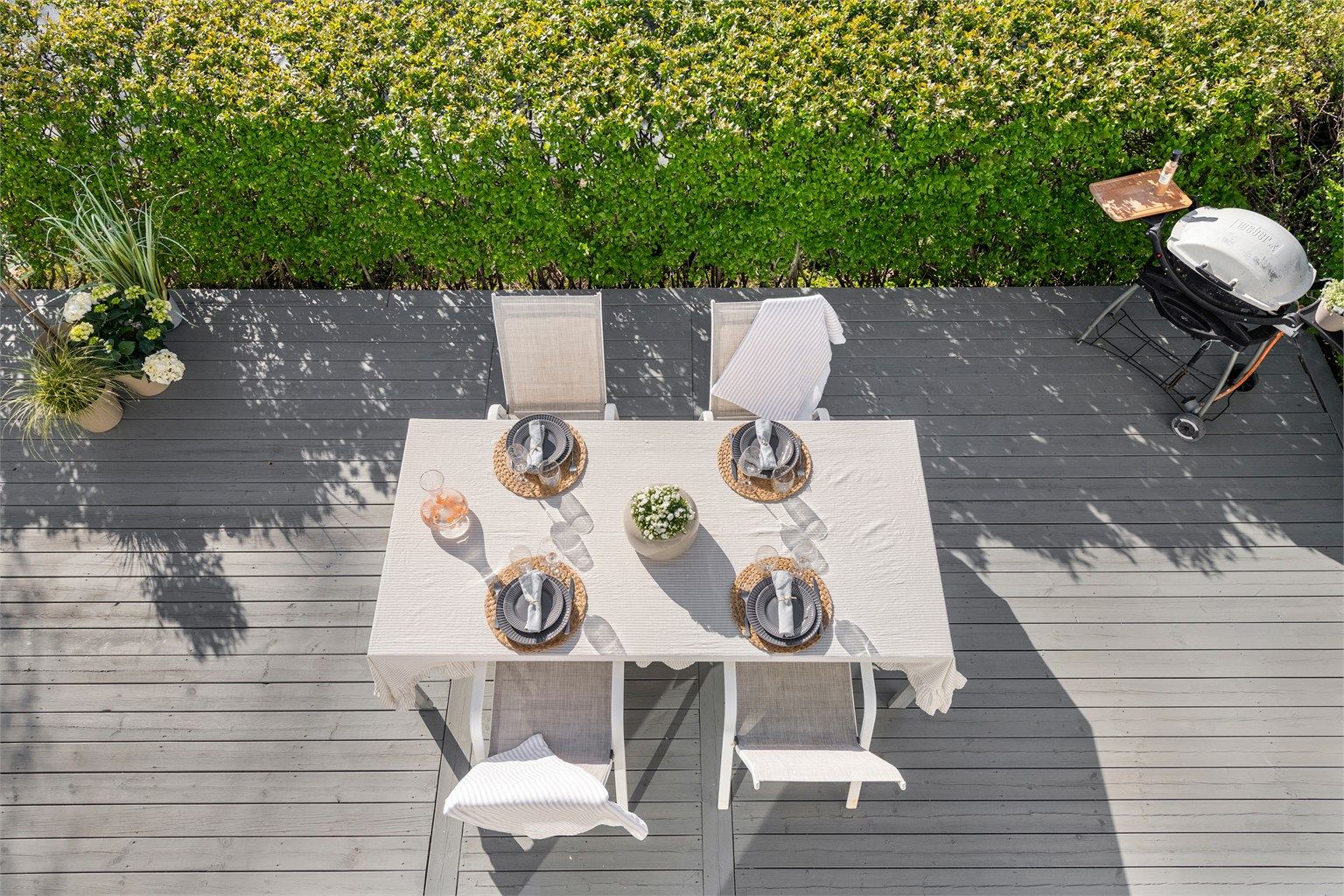 Oversikt over den romslige treterrassen i 1. etasje sett fra balkongen i 2. etasje