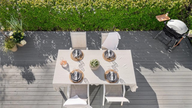 Oversikt over den romslige treterrassen i 1. etasje sett fra balkongen i 2. etasje