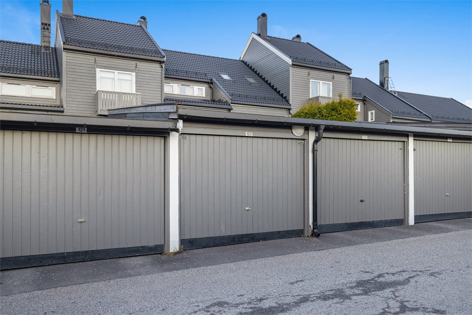 Det medfølger en fast garasjeplass i felles garasjerekke.