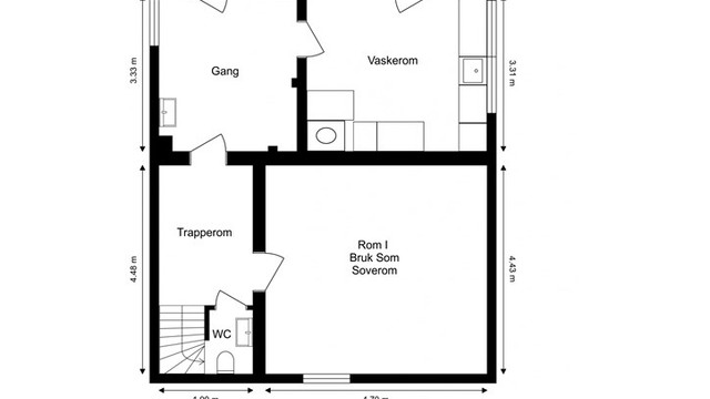 Kjelleren inneholder vaskerom, toalettrom, boder og et innredet rom.