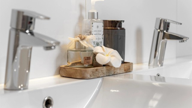 Dobbel heldekkende servant på bad på loft med ett-greps armaturer