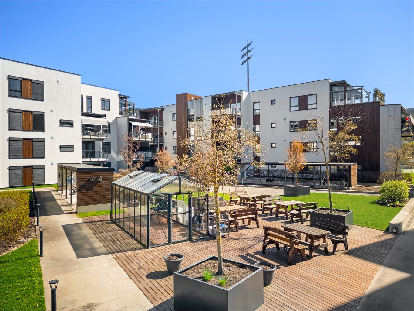 Beboerne har tilgang til flere unike fellesfasiliteter, inkludert et eget drivhus og flere sitteplasser.