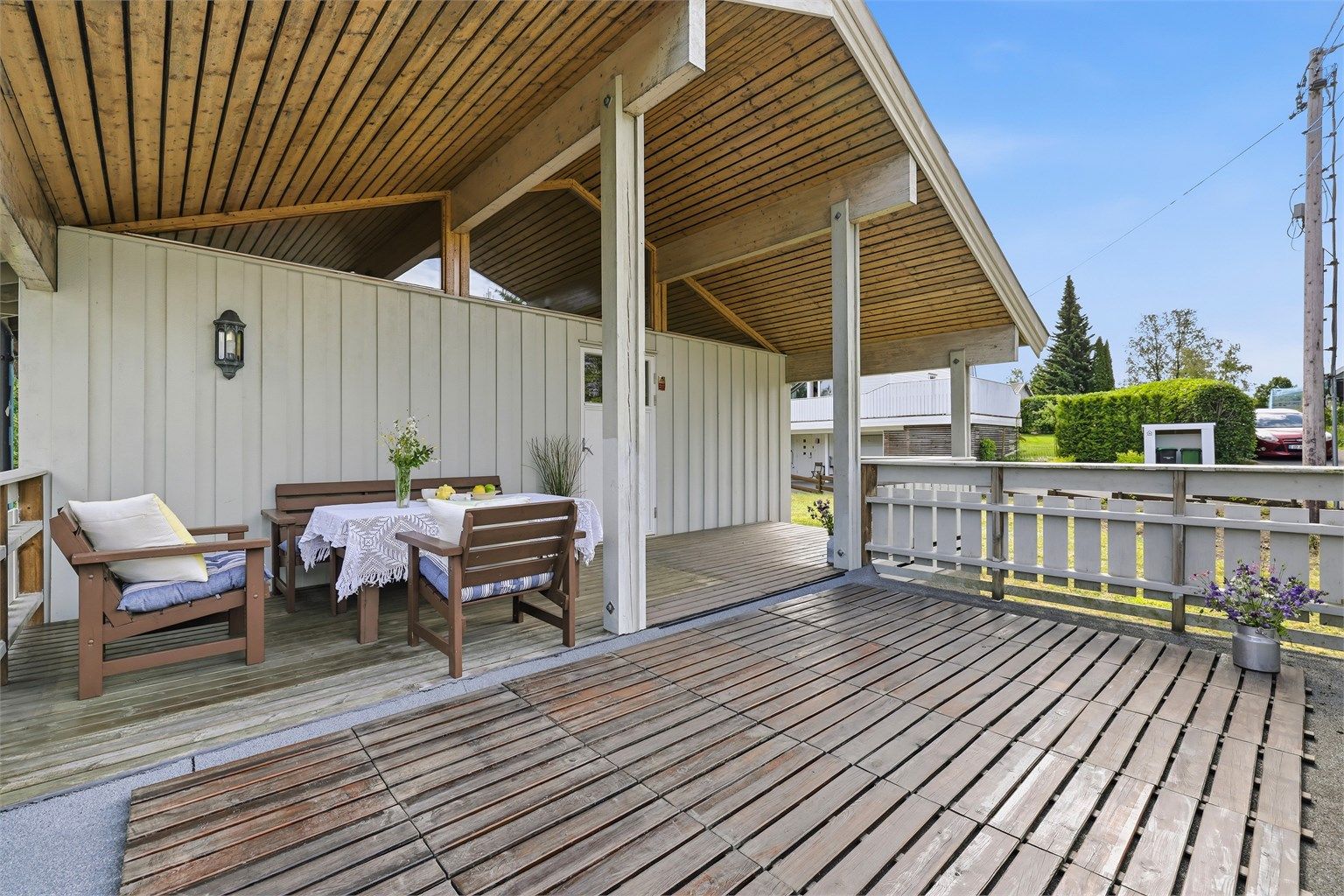 Romslig og delvis overbygd terrasse med gode solforhold.