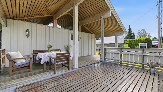 Romslig og delvis overbygd terrasse med gode solforhold.