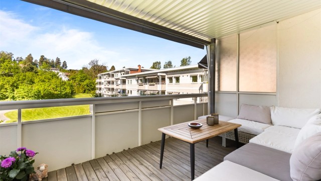 Leiligheten har en vestvendt balkong på 10 kvm.