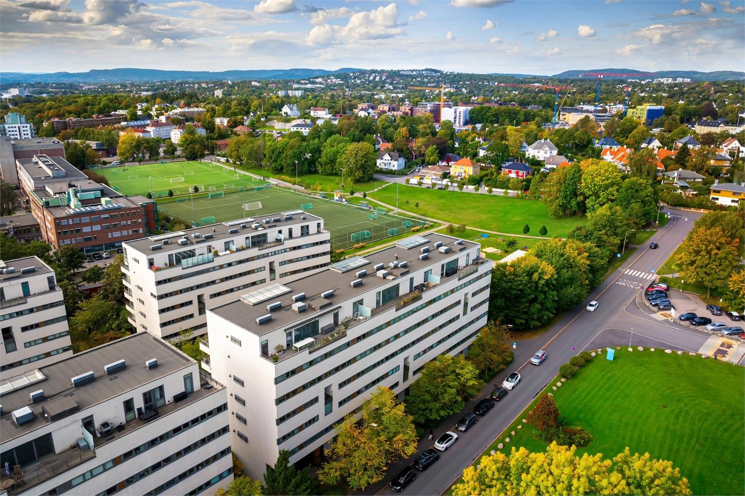 Nærområdet byr på en kombinasjon av leilighetsbygg, etablerte villastrøk og grønne parker.