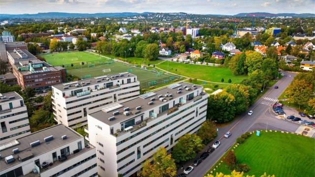 Nærområdet byr på en kombinasjon av leilighetsbygg, etablerte villastrøk og grønne parker.