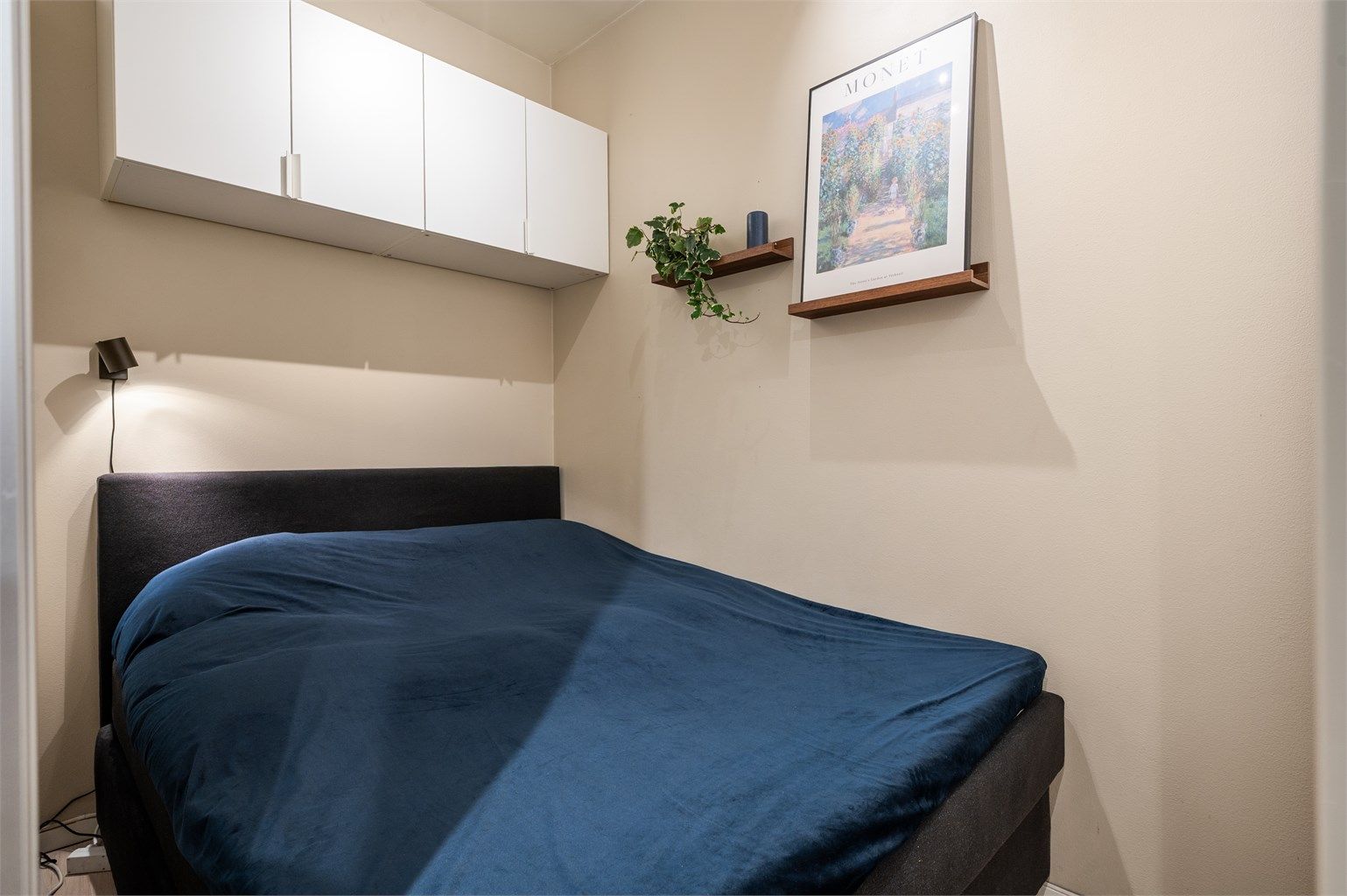 Alkoven har plass til stor dobbeltseng og garderobeskap.