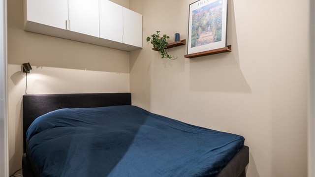 Alkoven har plass til stor dobbeltseng og garderobeskap.