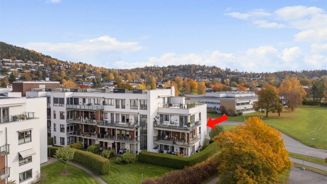 Området passer perfekt for deg som ønsker å bo med kort gangavstand til både buss og T-bane, samt nærhet til Kolsås senter med et flott utvalg butikker, fritidsaktiviteter og flotte turområder