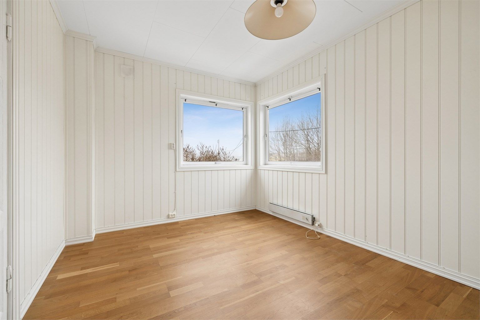 Et av de tre soverommene i andre etasje. Rommet har parkettgulv.