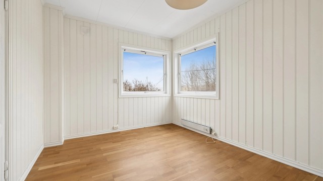 Et av de tre soverommene i andre etasje. Rommet har parkettgulv.