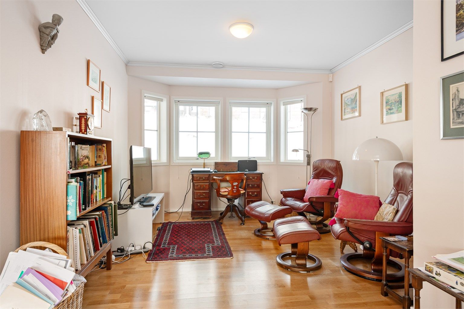 En egen TV-stue gir mulighet for en roligere sone, adskilt fra hovedstuen.