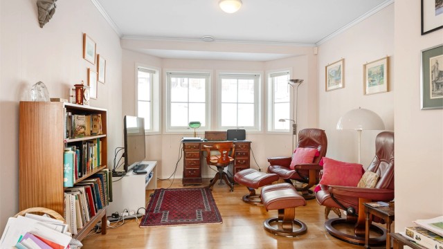 En egen TV-stue gir mulighet for en roligere sone, adskilt fra hovedstuen.