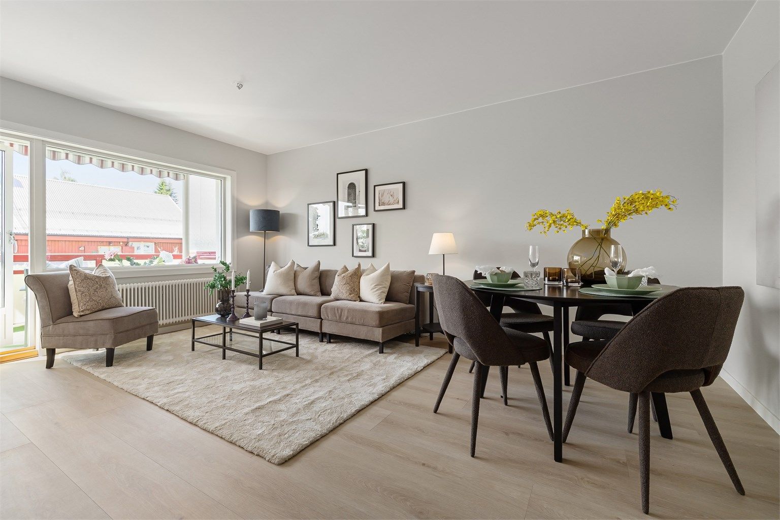 Lys og romslig stue med god plass til både sofagruppe og spisebord.