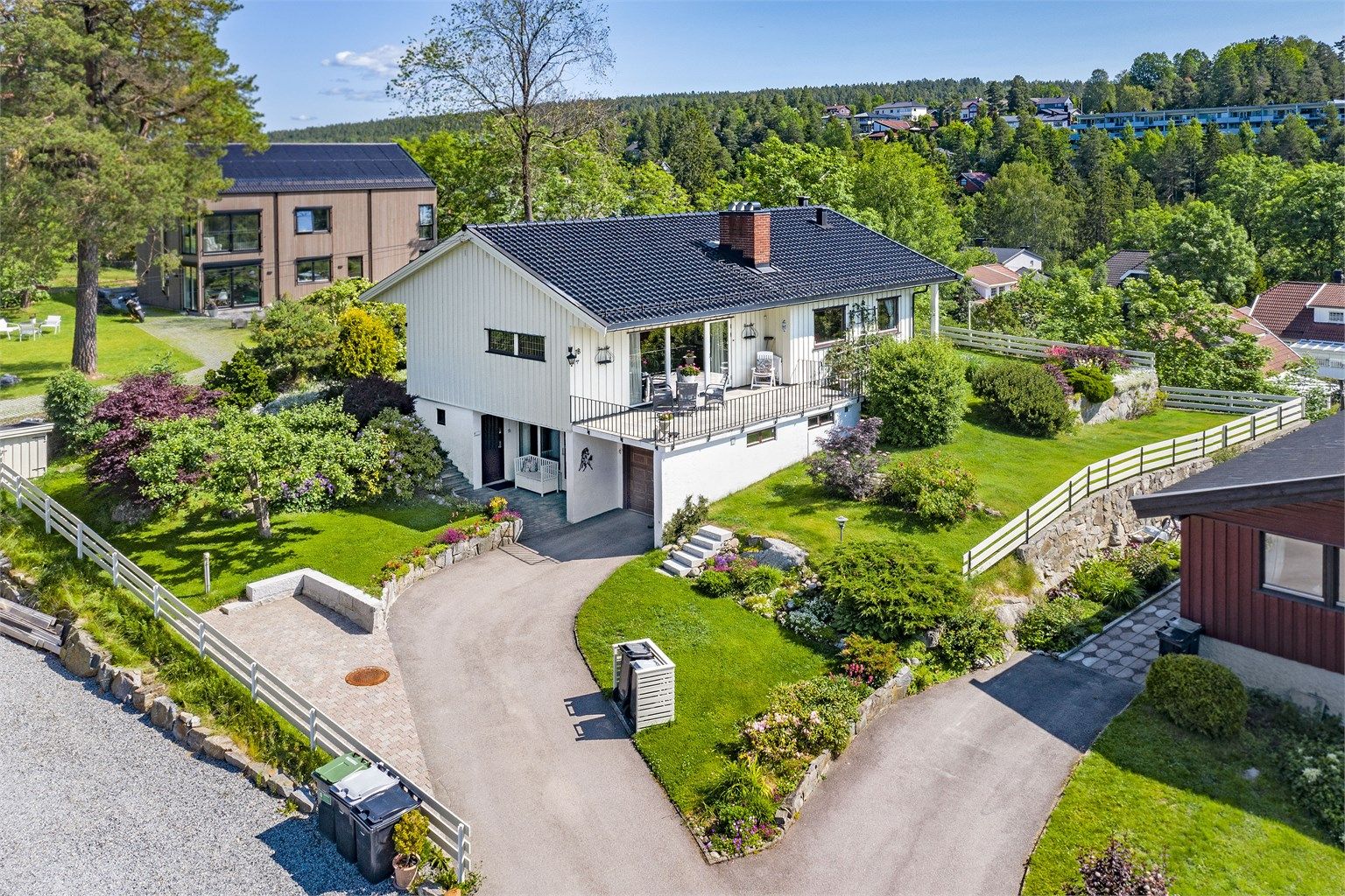 Sebastian Håbesland v/Krogsveen presenterer Fjellveien 1B - innholdsrik enebolig over 2 plan med flotte uteplasser