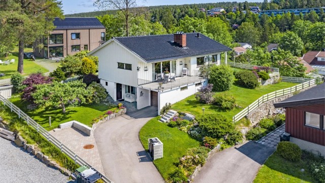 Sebastian Håbesland v/Krogsveen presenterer Fjellveien 1B - innholdsrik enebolig over 2 plan med flotte uteplasser