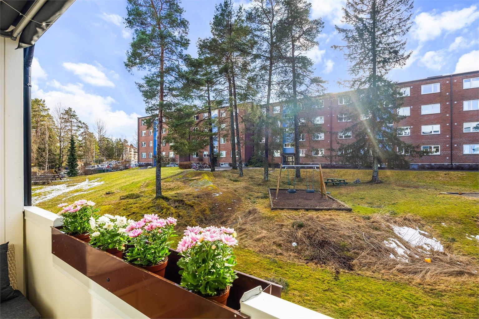 Her kan man nyte måltidene sammen med en god kopp kaffe eller te. Plass til blant annet utemøbler. Balkongen har blomsterkasse og her kan man plante etter eget ønske. Gulvflate av malt betong belagt med treheller