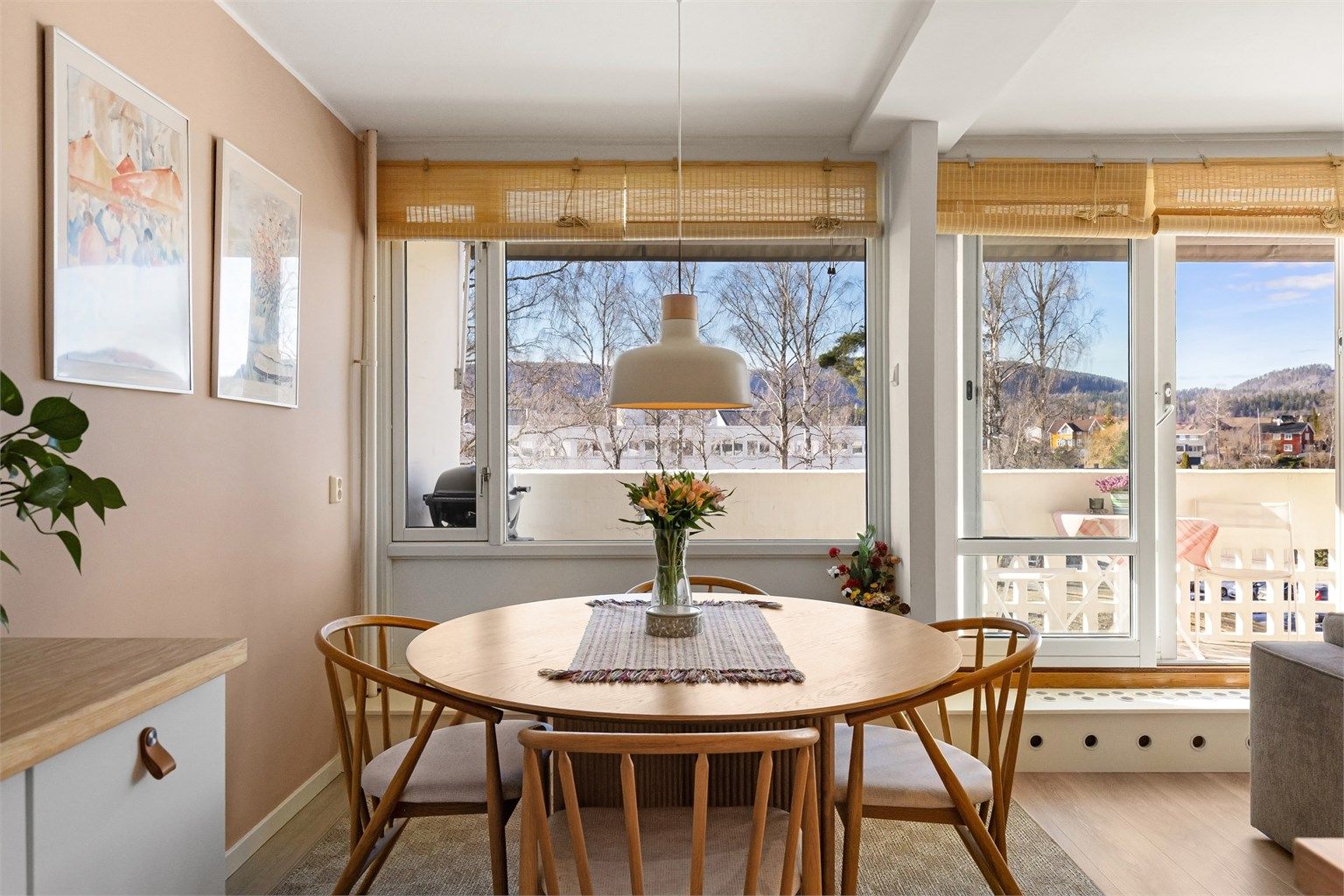 Fra stuen har du utgang til en nydelig balkong