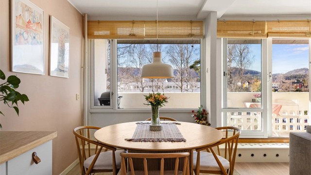 Fra stuen har du utgang til en nydelig balkong