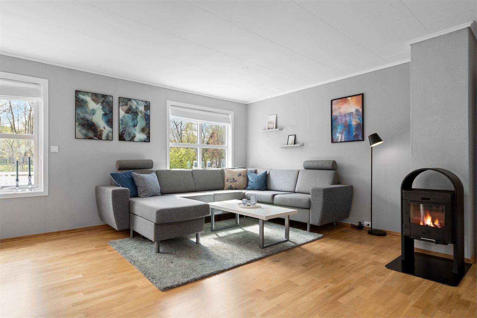 Det er peisovn med glassdør i stuen som gir en lun og hyggelig atmosfære