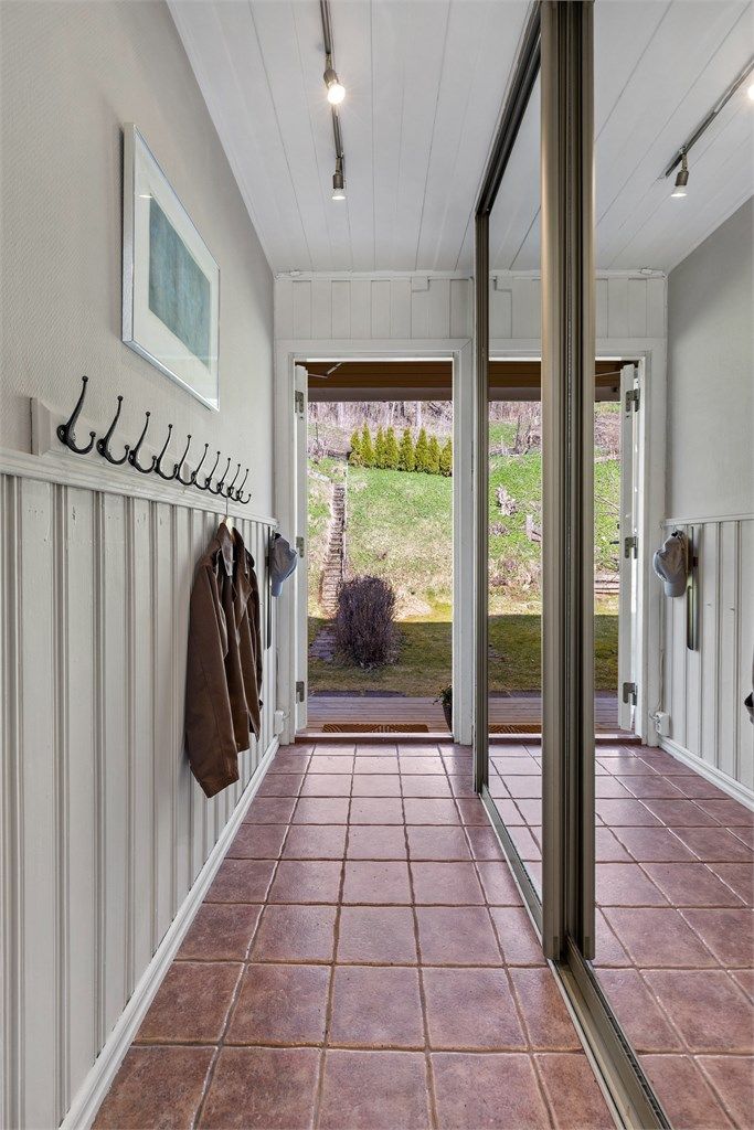 Entreen har en stor, integrert skyvedørsgarderobe med god plass for oppbevaring av ytterklær og sko. Fra entreen kommer man til stuen og kjøkkenet.