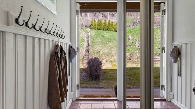 Entreen har en stor, integrert skyvedørsgarderobe med god plass for oppbevaring av ytterklær og sko. Fra entreen kommer man til stuen og kjøkkenet.