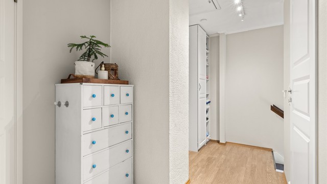Gang i andre etasje med adkomst til et uinnredet loft via takluke.