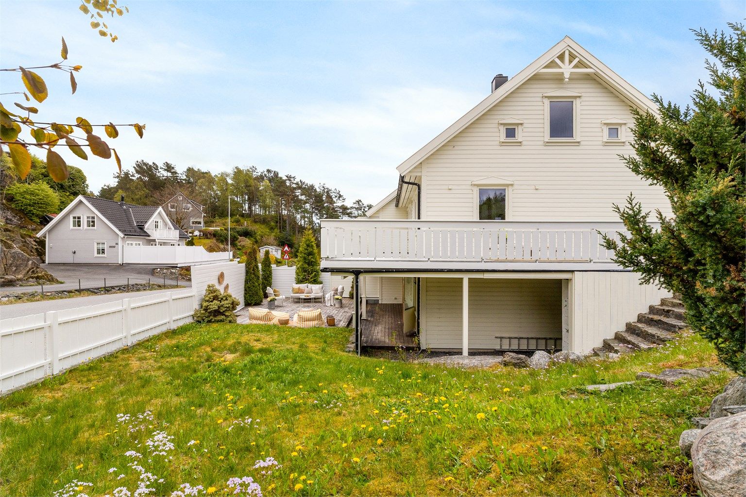 Som enderekkehus har boligen en usjenert beliggenhet med hage på siden av huset.