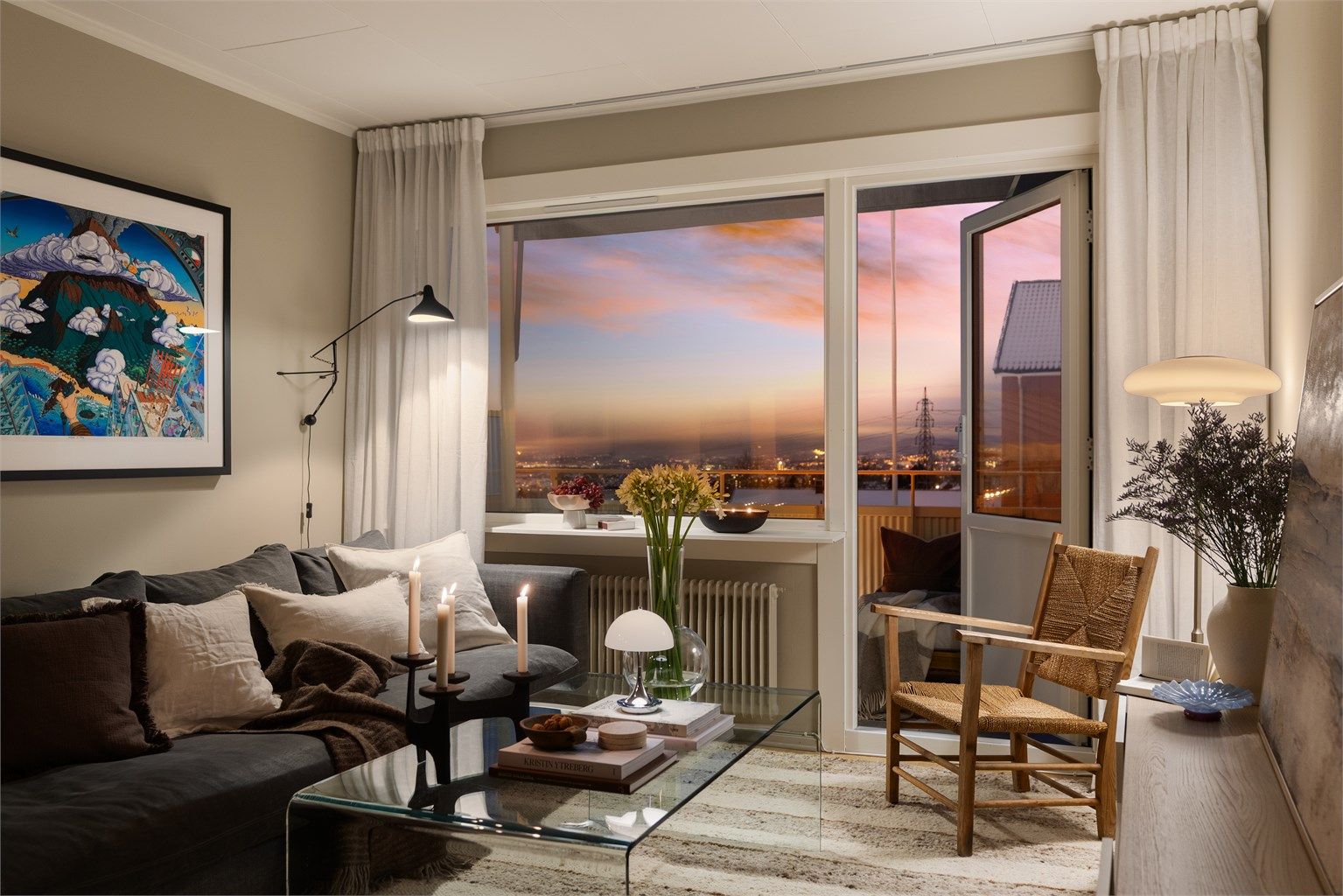 Det første som møter deg er store vindusflater og balkongdør som gir en god atmosfære