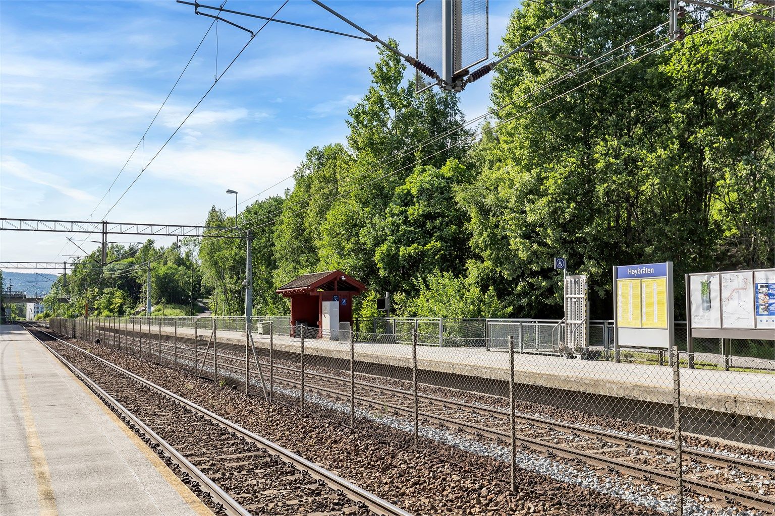 Kort vei til Høybråten stasjon med lokaltog mot Oslo S og Lillestrøm.