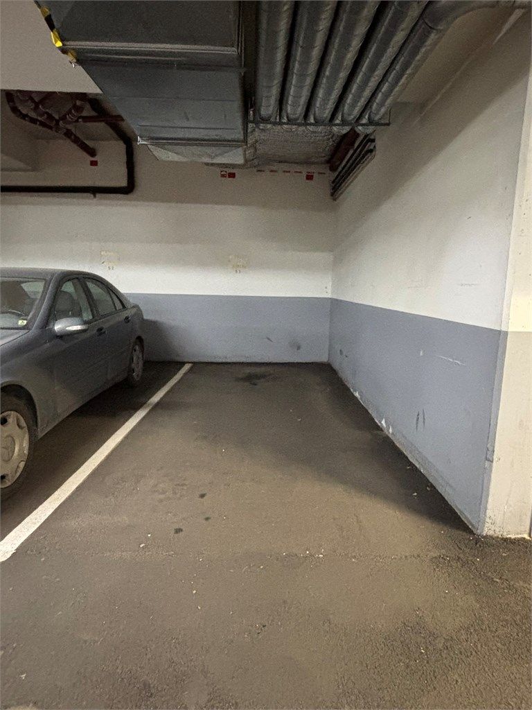 Bredde på plassen er 2,35m