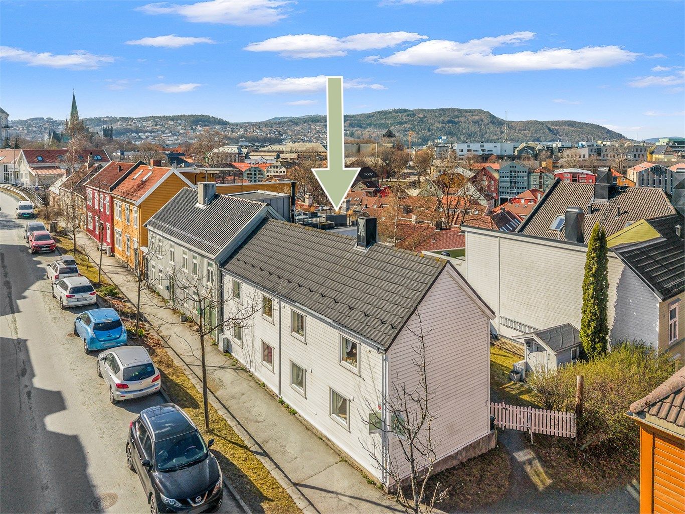 Velkommen til Nedre Møllenberg gate 14 – en sentralt beliggende eiendom i rolige omgivelser på attraktive Møllenberg, med umiddelbar nærhet til både Solsiden og Midtbyen.