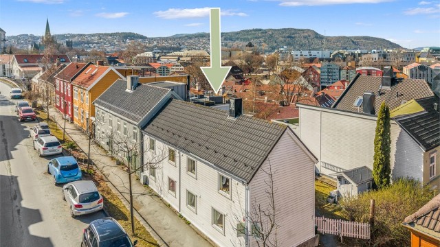 Velkommen til Nedre Møllenberg gate 14 – en sentralt beliggende eiendom i rolige omgivelser på attraktive Møllenberg, med umiddelbar nærhet til både Solsiden og Midtbyen.