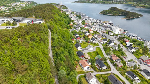 God tilknytning til offentlig transport, med busstopp for linje 230, 231, 232 og 236 kun et par minutter unna.