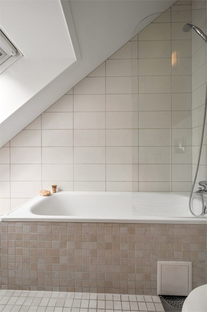 Videre har rommet et behagelig innbygd badekar med innfellbar glassvegg.