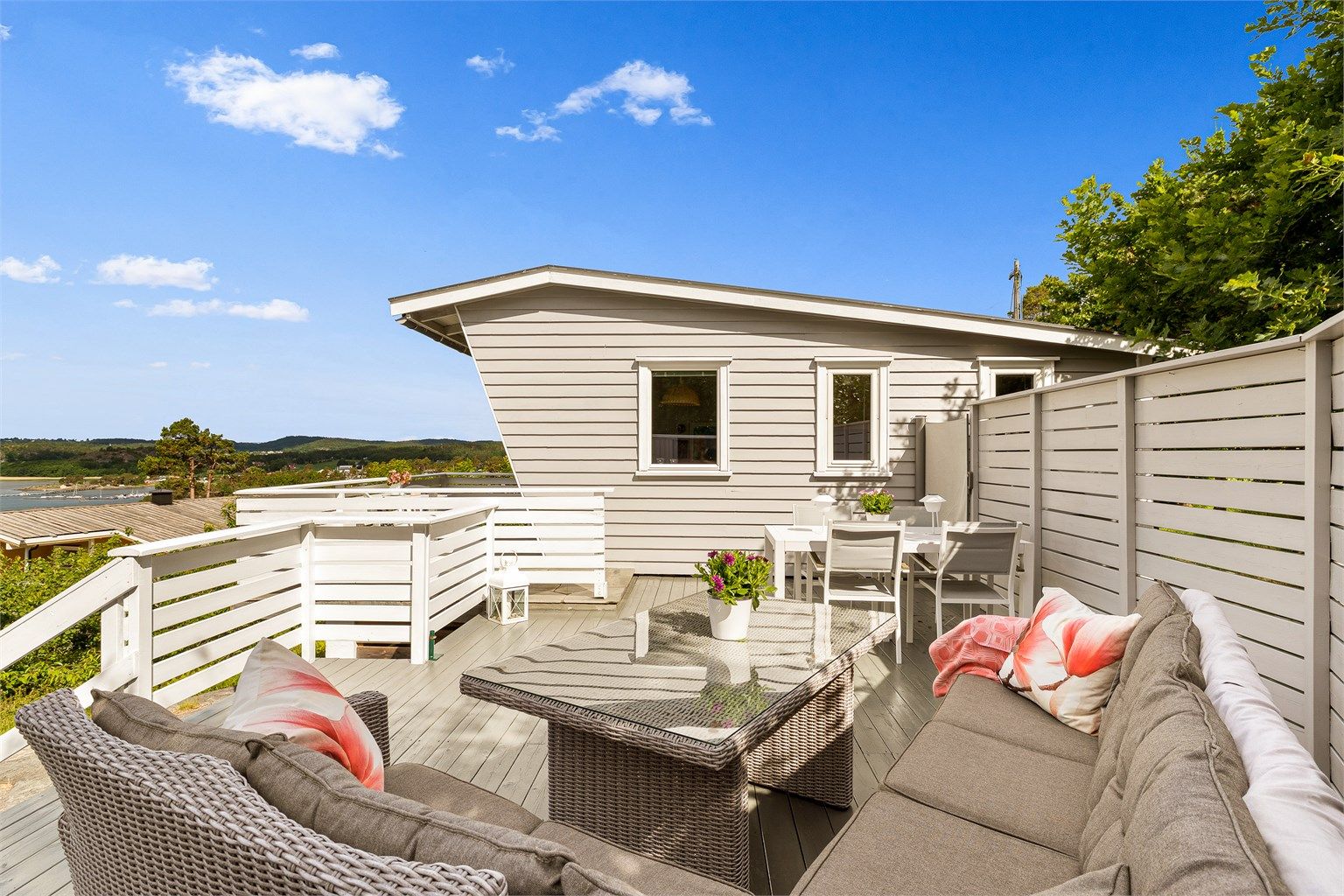 Hytta har nydelige uteplasser hvor både sol og flott utsikt kan nytes. Mot syd/vest er det bygget en større terrasse med god plass til både sittegruppe og langbord. Her får du også godt med kveldssol.