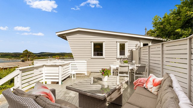 Hytta har nydelige uteplasser hvor både sol og flott utsikt kan nytes. Mot syd/vest er det bygget en større terrasse med god plass til både sittegruppe og langbord. Her får du også godt med kveldssol.