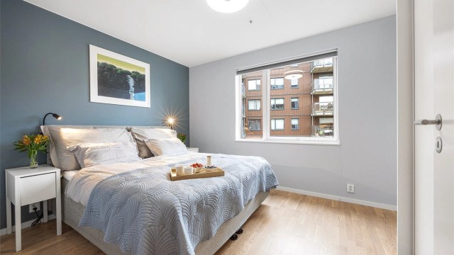 Hovedsoverom med god plass til dobbeltseng, nattbord og rikelig med oppbevaring i skyvedørsgarderobe