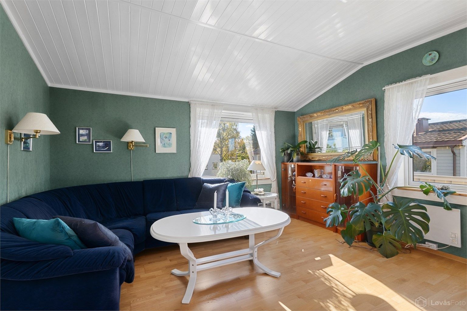 Stuen har god plass til en romslig sittegruppe og slipper inn rikelig med dagslys.